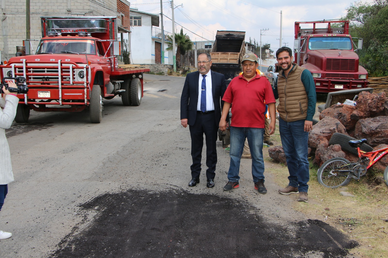 Estamos trabajando en las tareas de bacheo tanto en las comunidades como en la cabecera municipal: José Luis Téllez