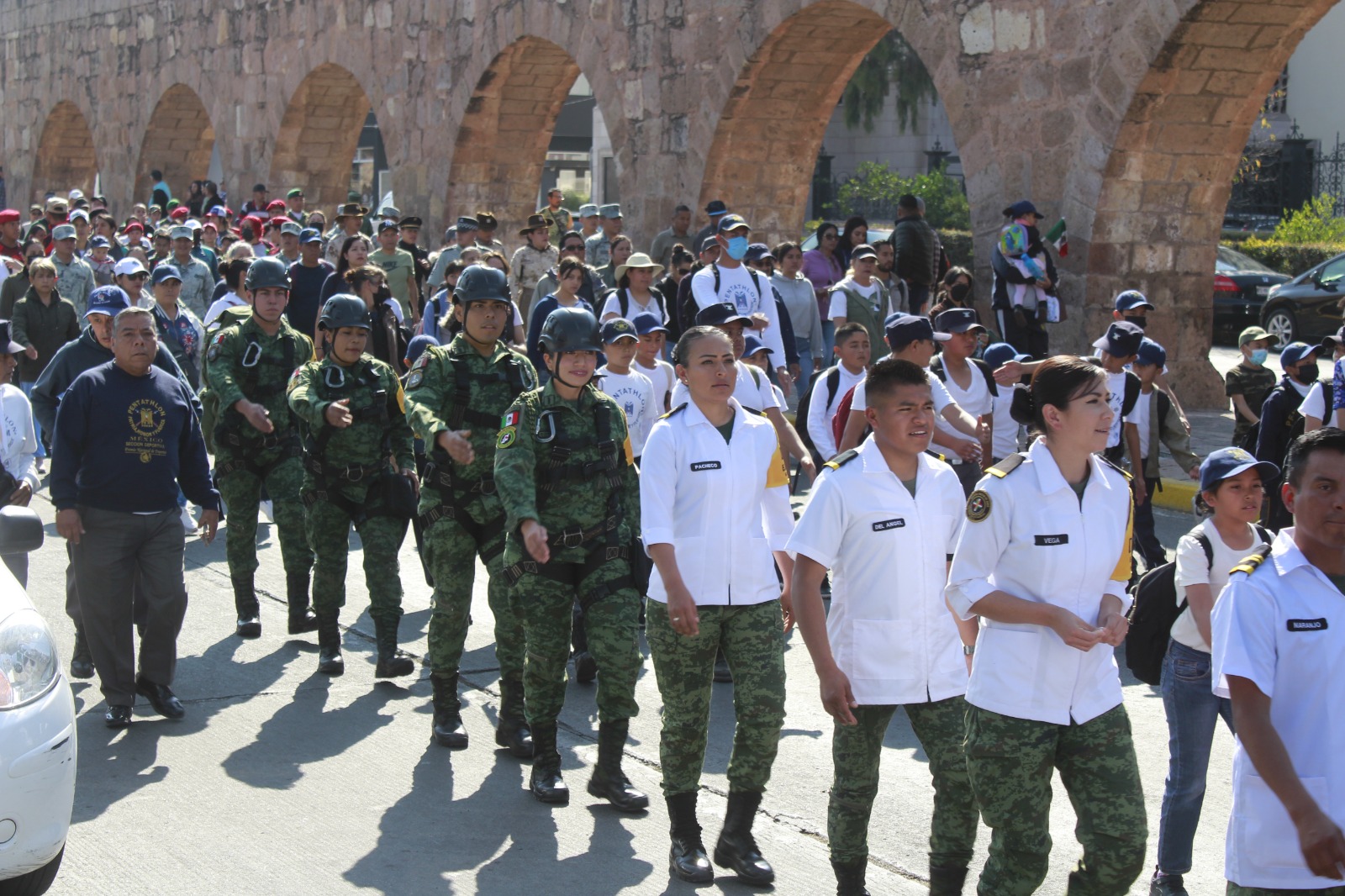 Personal militar en compañía de más de 500 adultos y niños caminaron por segundo día consecutivo llevando un fuerte mensaje en contra del consumo de drogas
