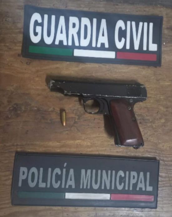 En Jacona, SSP asegura 2 personas en posesión de arma de fuego.