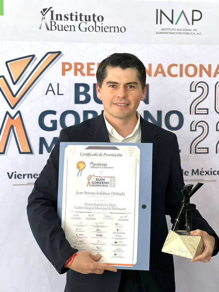 Recibe Toño Ixtláhuac Premio a la Mejor Gestión Integral Municipal del Estado.