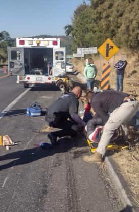 Guardia Civil brinda apoyo a lesionados, tras percance automovilístico en Uruapan.