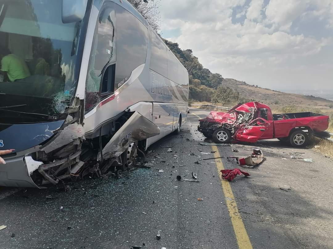 Una persona resultó lesionada al chocar un autobús y una camioneta.