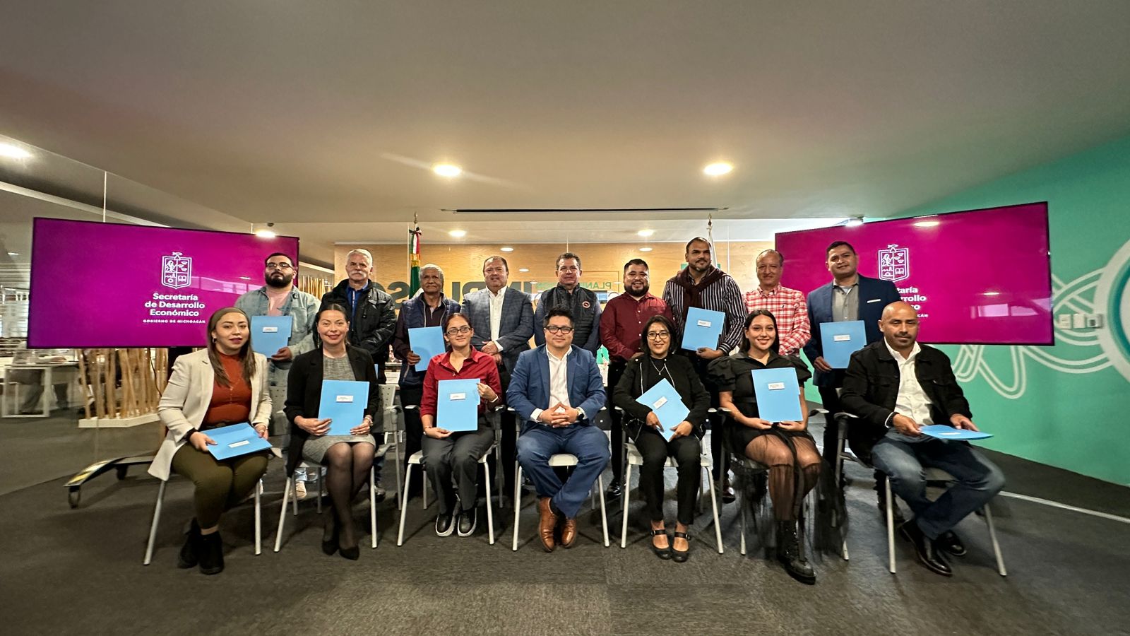 Con entrega de escrituras, contribuye Sedeco a formalización empresarial.