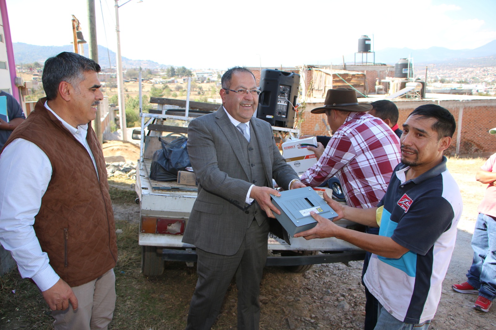 El Alcalde José Téllez Luis Marín e integrantes del cabildo entregan diversos apoyos a ciudadanos de Hidalgo.