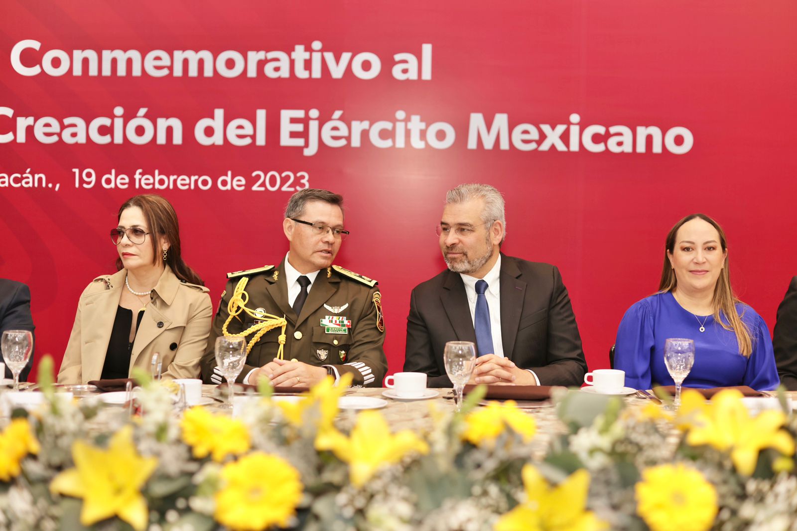 Reconoce Bedolla compromiso de Fuerzas Armadas con federación y estado.