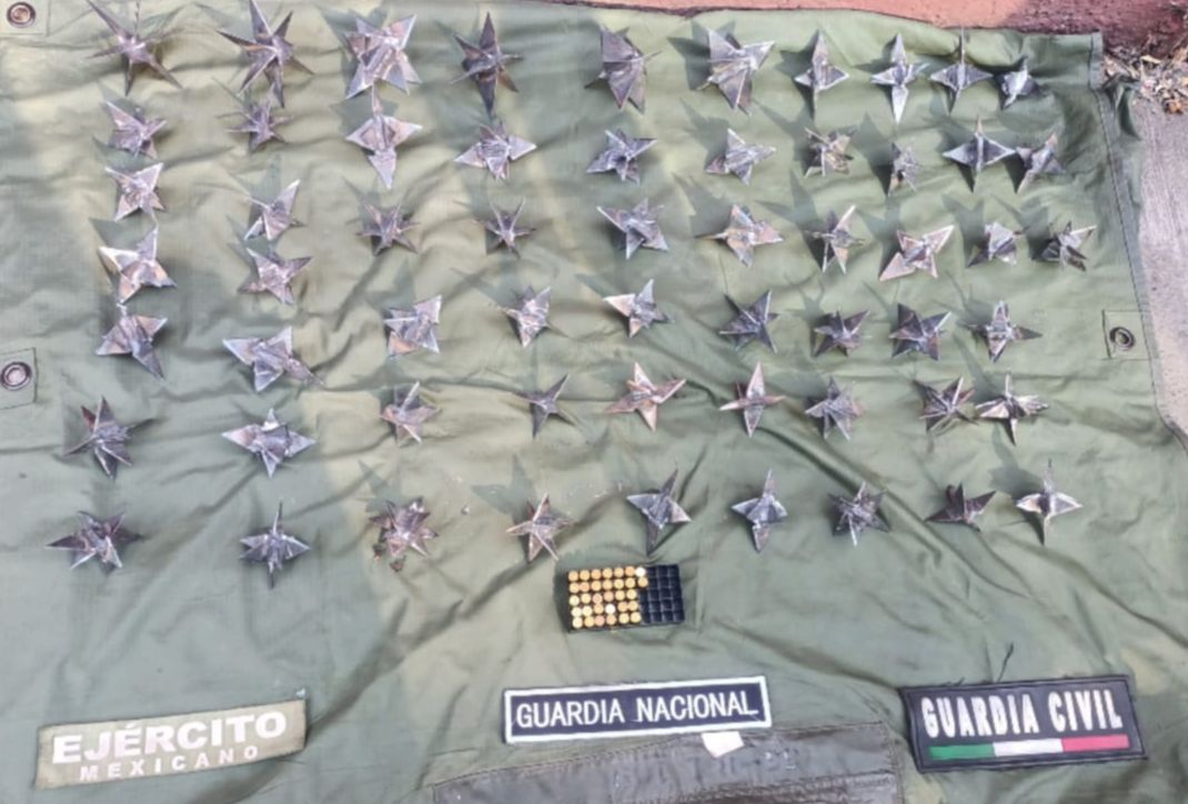 A través de la BOI, Guardia Civil asegura a dos hombres, municiones y estrellas poncha llantas: En Uruapan.