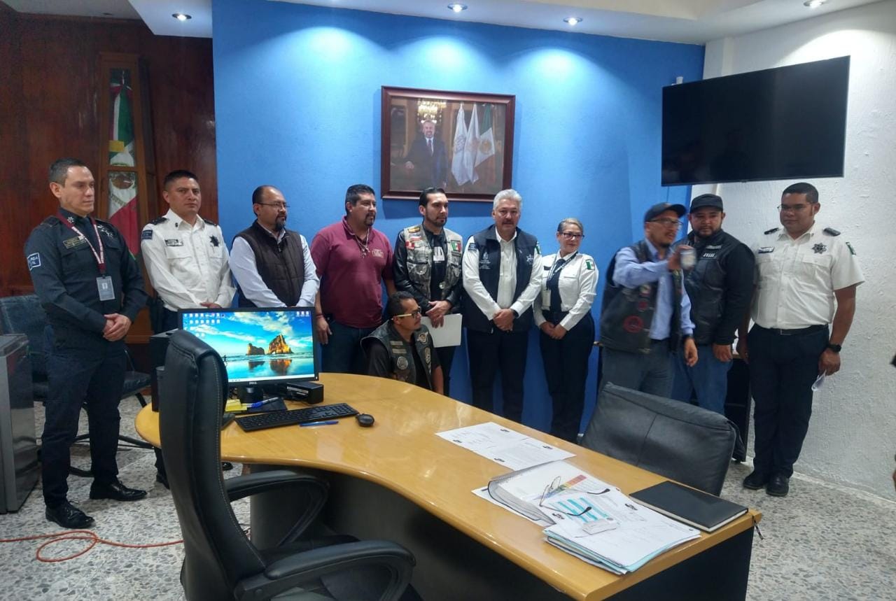 Integrantes del grupo de Motociclistas Organizados de Michoacán, se reunieron con el director de Tránsito y Movilidad.