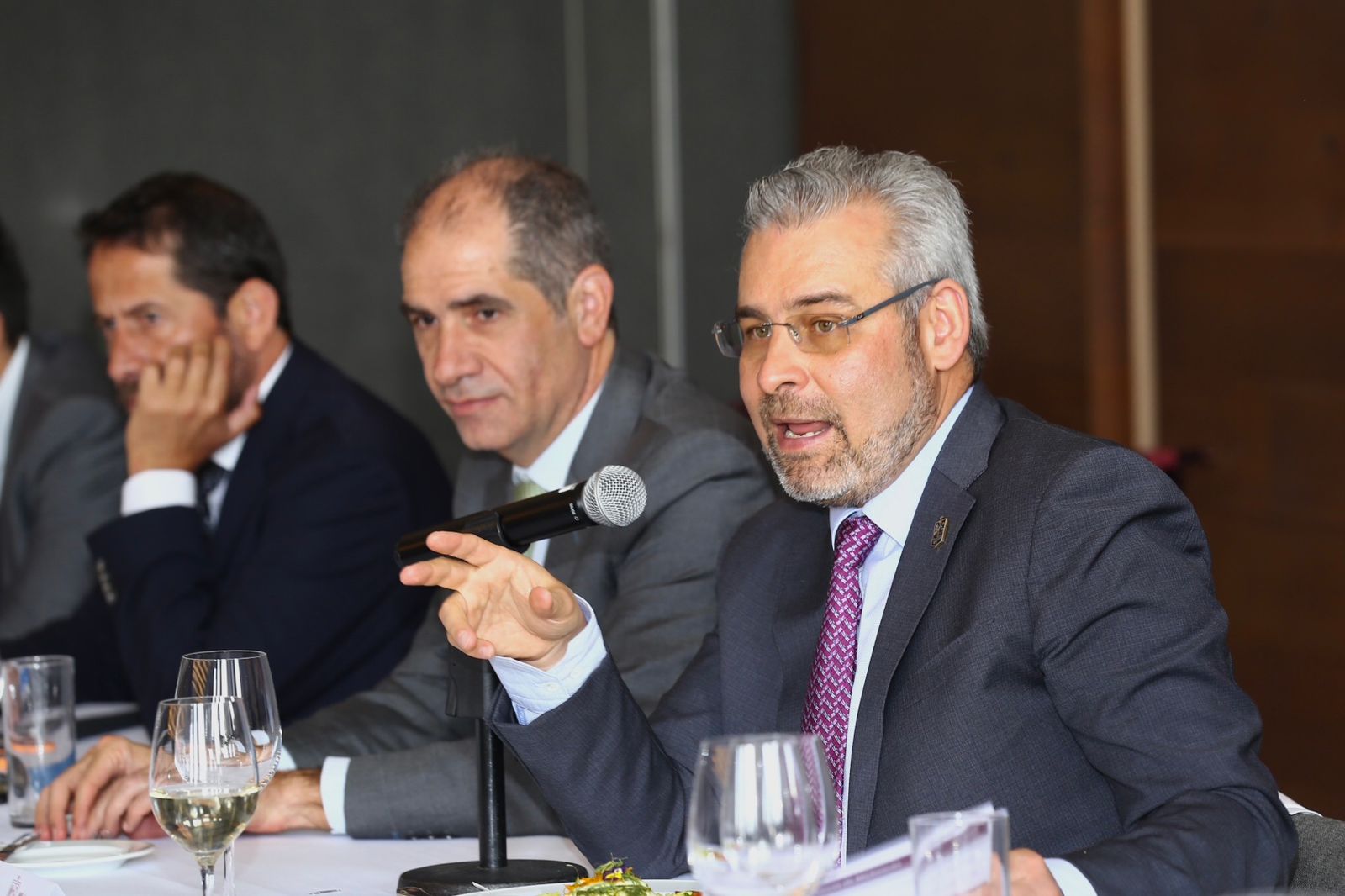 Bedolla promueve a Michoacán como destino de inversión ante empresas globales.