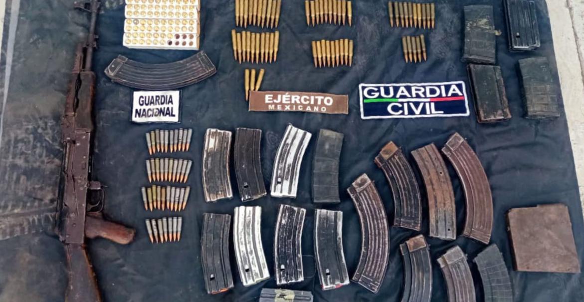 SSP, Sedena y GN aseguran vehículo robado con armamento en su interior