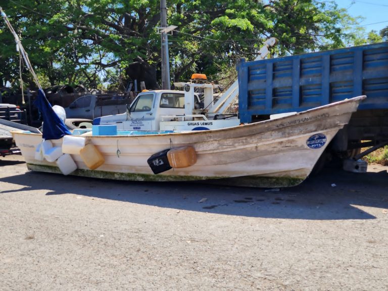 Localizan en una embarcación los cuerpos de dos pescadores en avanzado estado de descomposición
