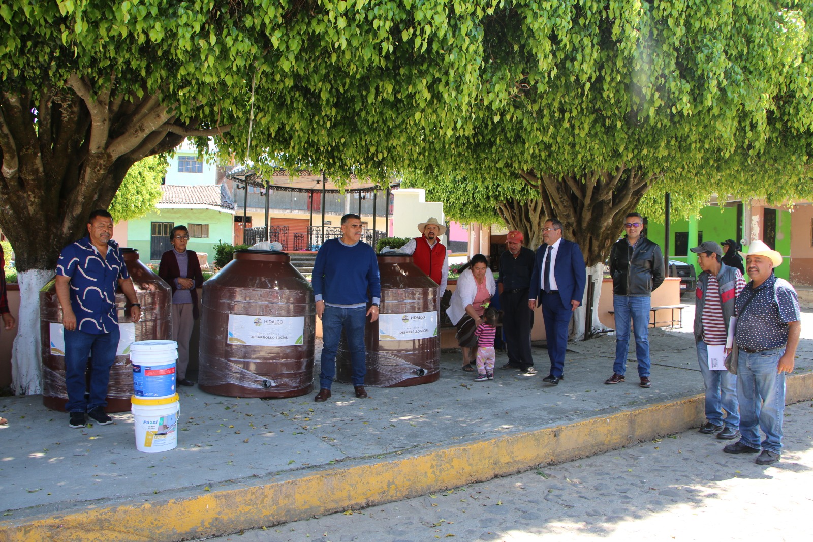 En El Caracol José Luis Téllez escuchó y atendió las necesidades de los habitantes del lugar y entregó material subsidiado
