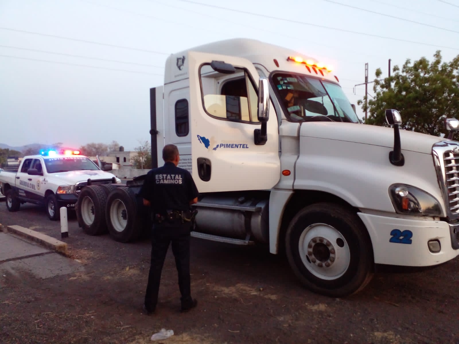 Personal de la Guardia Civil de la División de Agrupamiento Caminos, localizaron un tracto camión robado