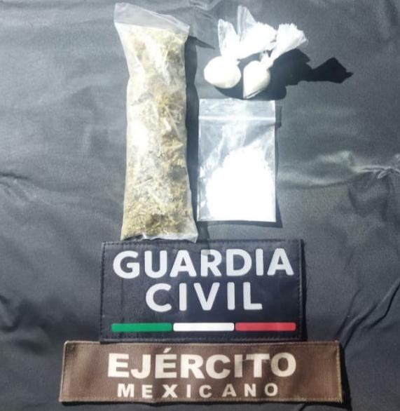 En Aguililla, SSP y Sedena aseguran a 4 personas en posesión de droga