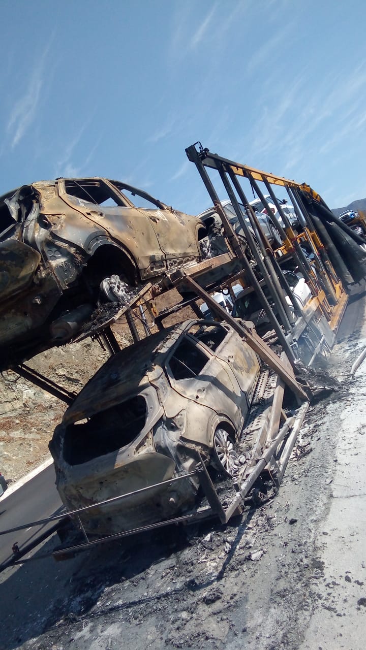 Solo daños materiales dejó el incendio de un vehículo nodriza que transportaba vehículos nuevo