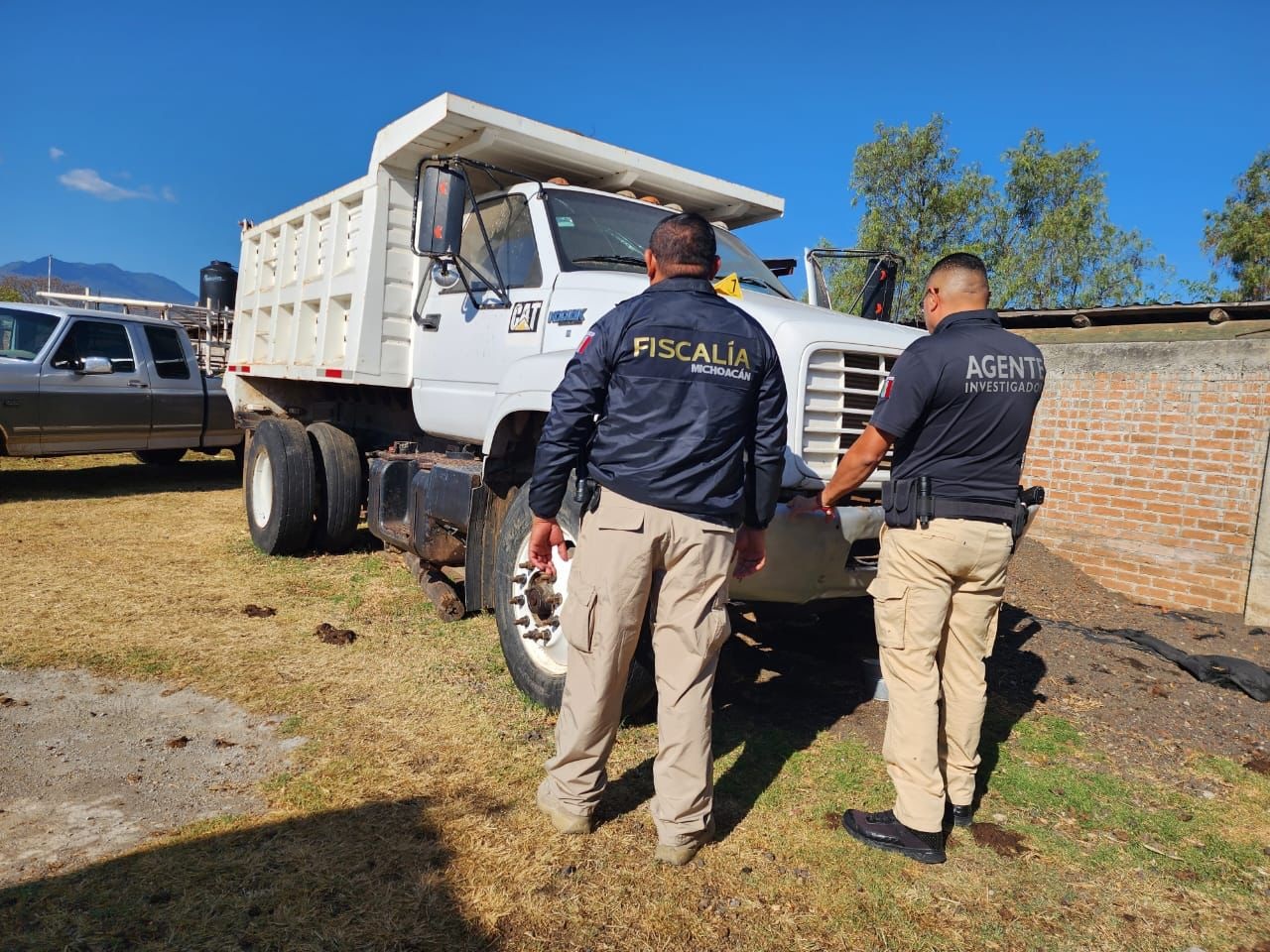 En cateo, recupera FGE un vehículo de volteo con reporte de robo cometido en Acuitzio