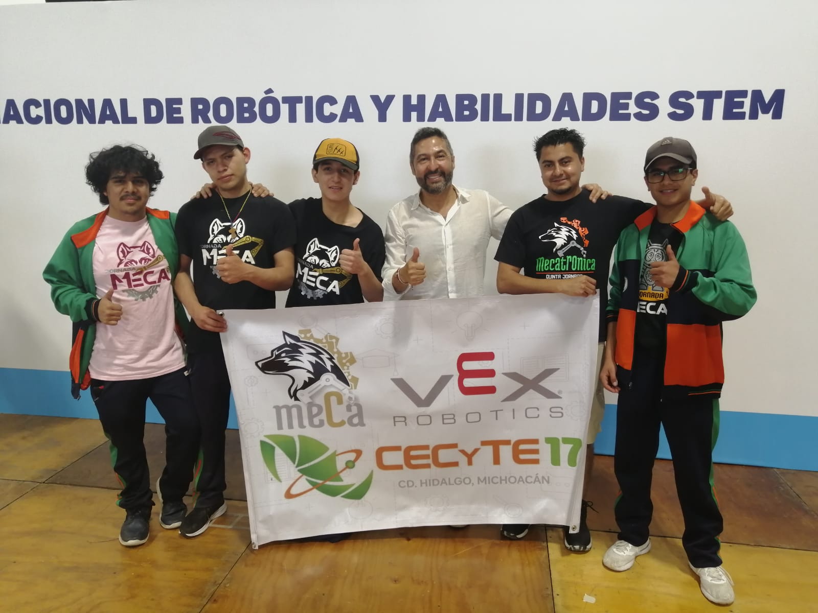 Logran alumnos del Cecytem trofeo de diseño en campeonato de robótica