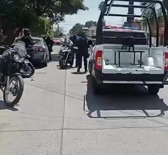 Un solitario sujeto con pistola en mano ingresó a una barbería y atacó a balazos a tres jóvenes