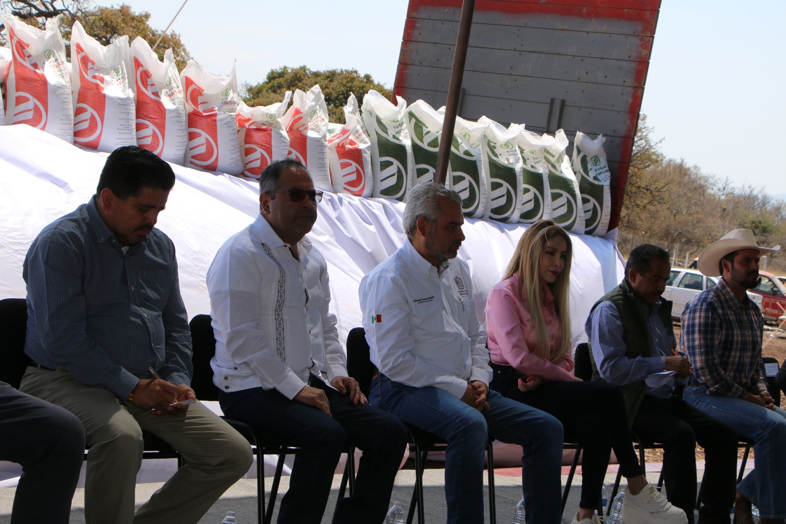 Alfredo Ramírez y José luis entregaron 260 toneladas de fertilizante a productores del campo de esta región