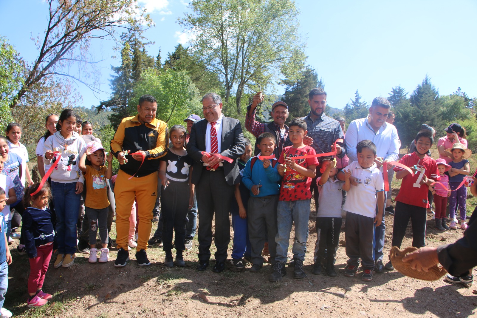 José Luis Téllez inauguró la construcción del Drenaje Sanitario en la calle principal que conduce a la Localidad de Lázaro Cárdenas y limpieza de la fosa séptica