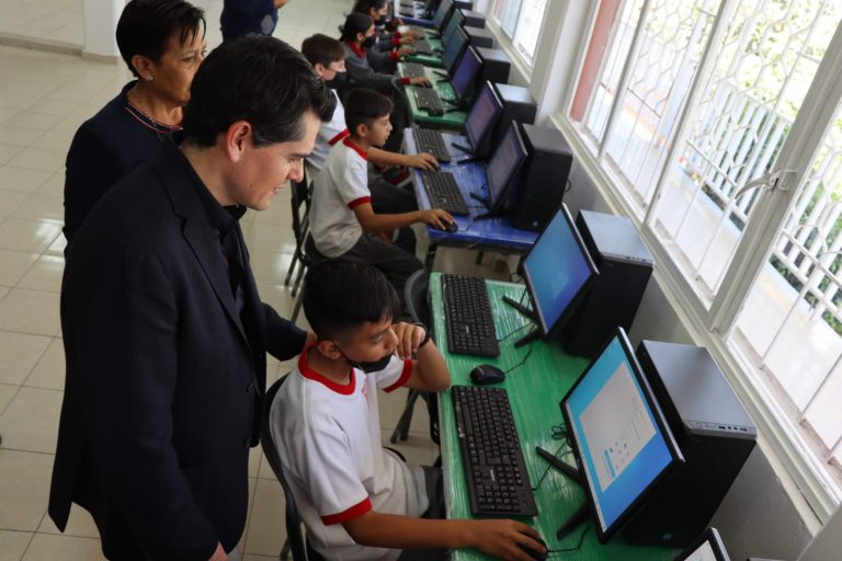Inaugura Toño Ixtláhuac aula digital en escuela Niños Heroes
