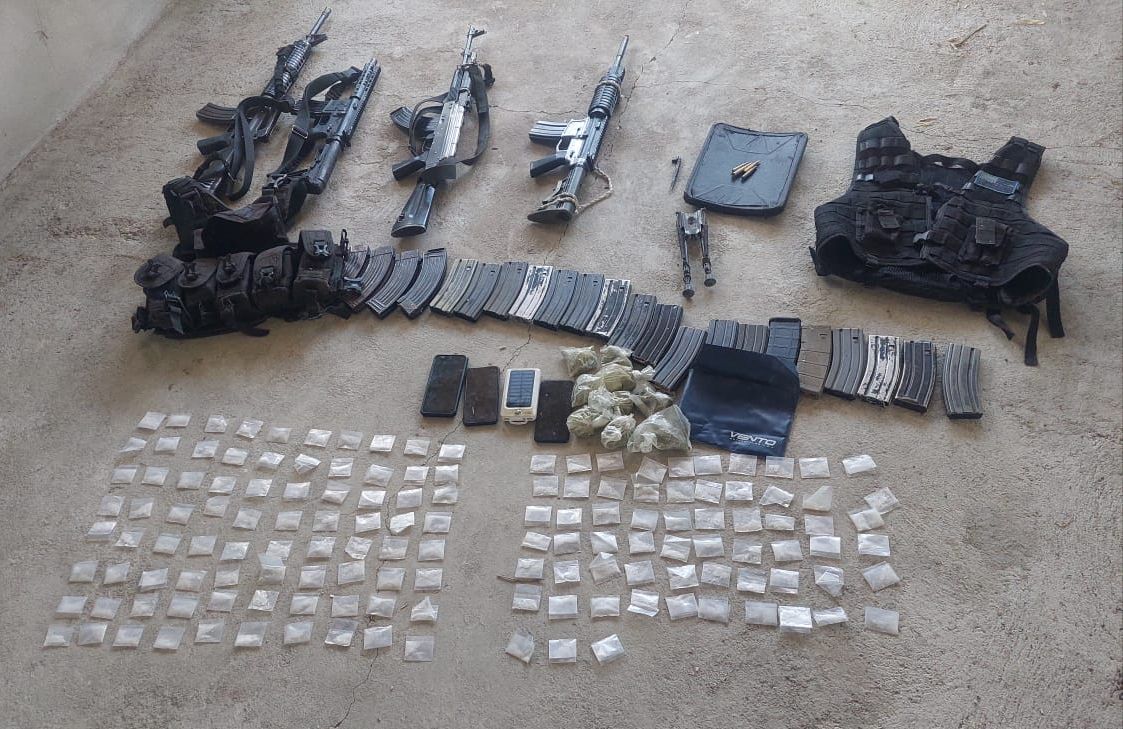 En Copándaro: Guardia Civil asegura 140 dosis de droga, armas de fuego y municiones; hay cuatro detenidos