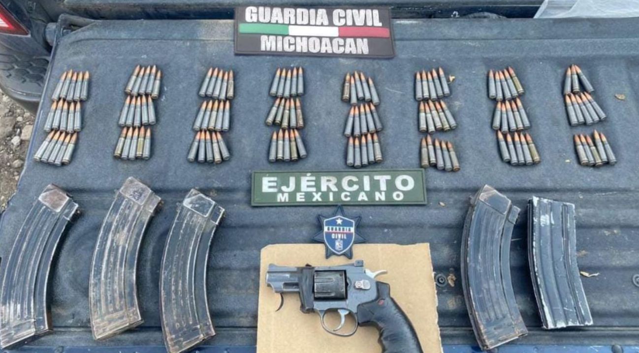 Personal de la Guardia Civil y Personal del Ejército Mexicano, en un operativo en la ranchería Los Cuervos, localizaron un vehículo con reporte de robo