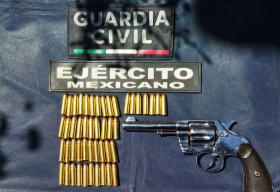 En Arteaga: Mediante la BOI, SSP asegura arma, municiones y vehículo robado; hay un detenido.