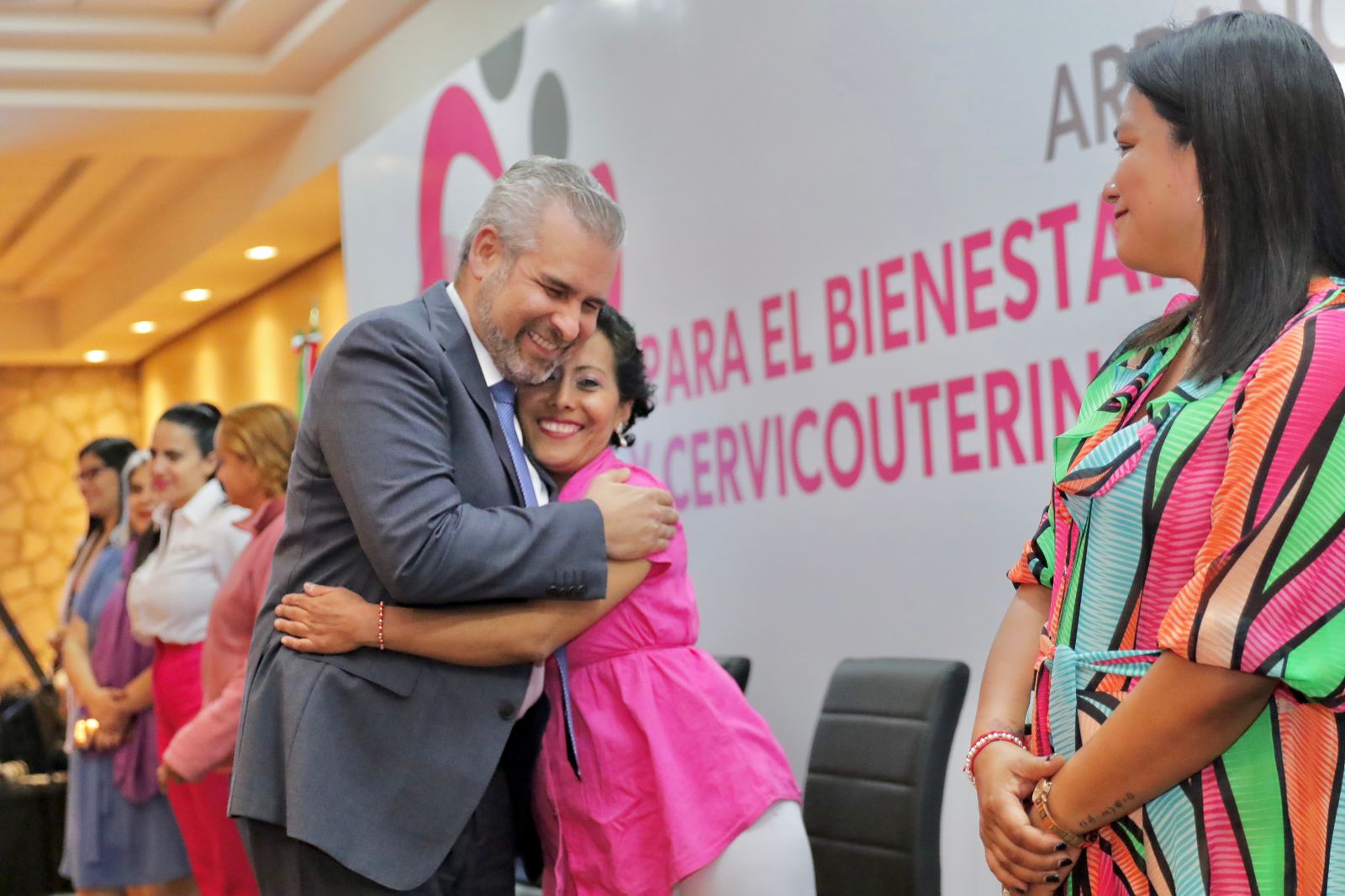 Bedolla entrega apoyos a mujeres que padecen cáncer; “no están solas”, alienta el gobernador.