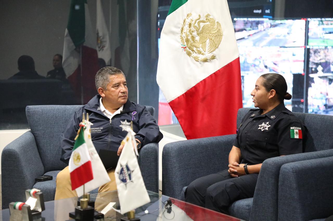 Mujeres destacadas de la Guardia Civil, comparten experiencias con el titular Ortega Reyes, durante 2do Conversatorio