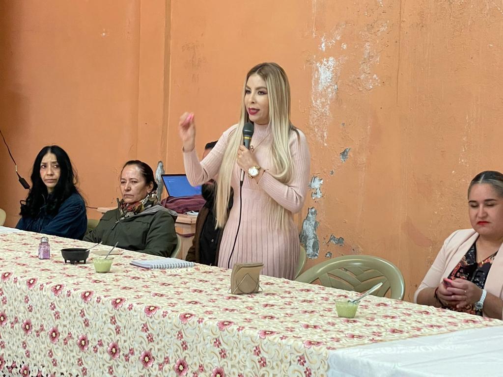 Belinda Hurtado comparte experiencias con mujeres líderes en Huajúmbaro.