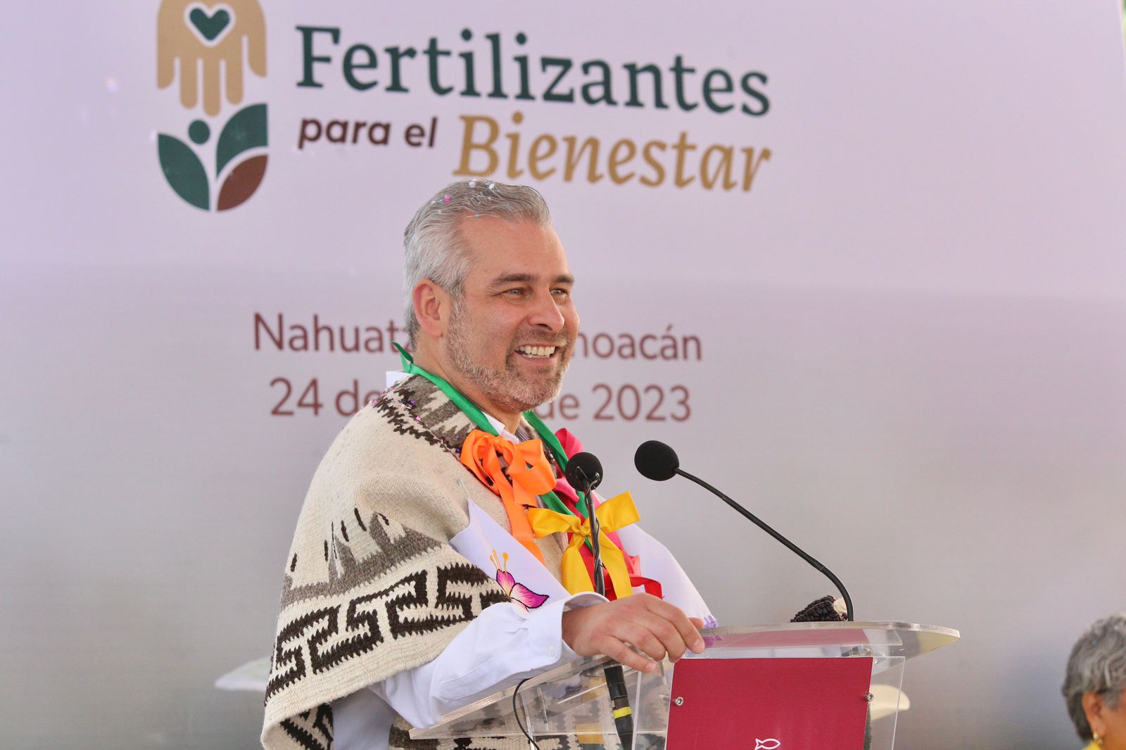 Entrega Bedolla fertilizante gratuito a mil 400 productores del campo en la Meseta Purépecha.