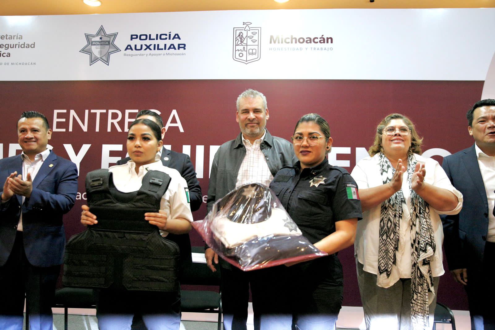 Entrega Bedolla uniformes y equipo a la Policía Auxiliar para reforzar la seguridad.