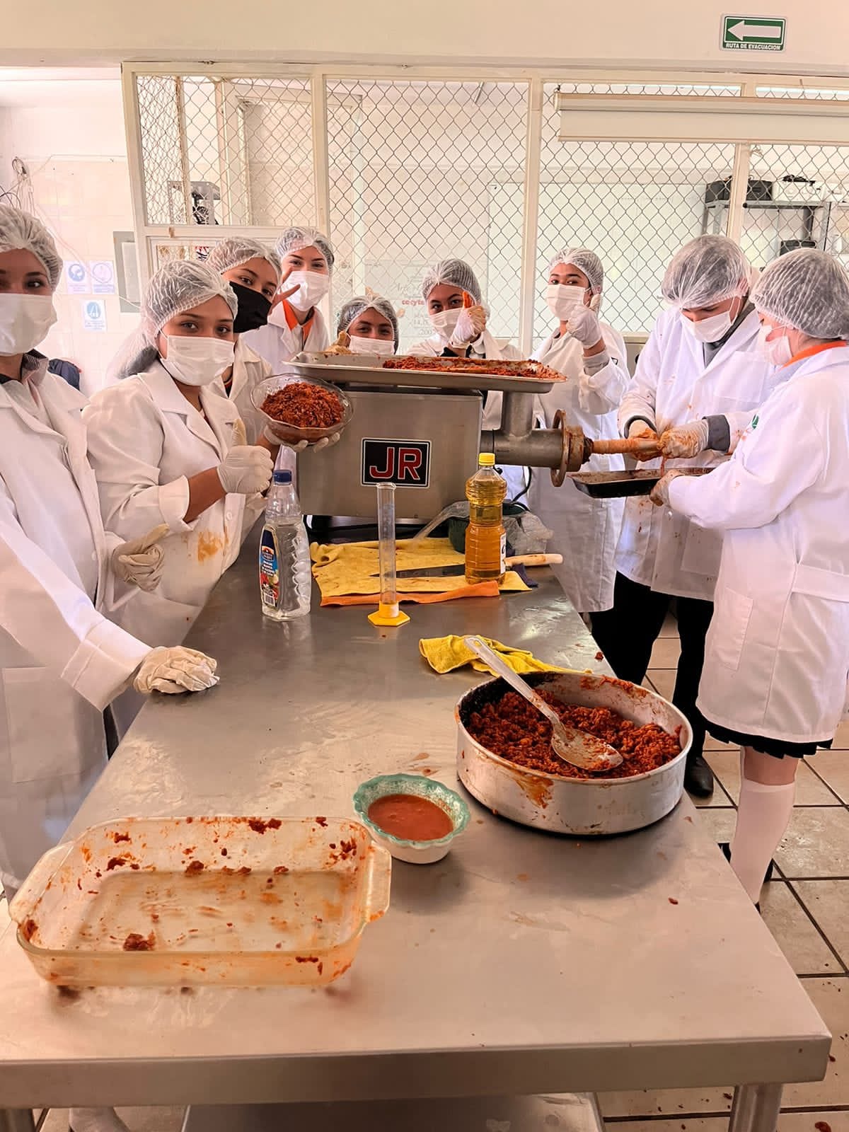 Alumnos del Cecytem aprenden a elaborar chorizo en prácticas de laboratorio