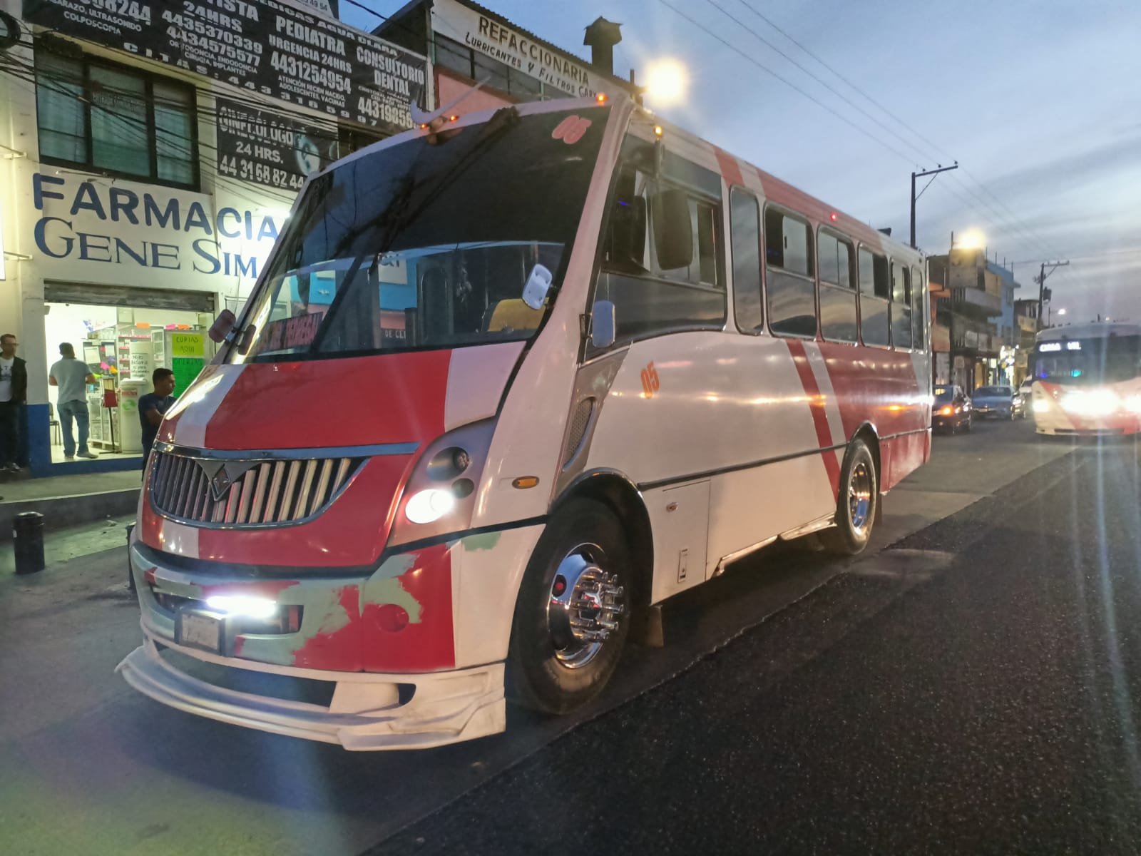 Un hombre de la tercera edad resbaló y cayó debajo de las ruedas de un camión de pasajeros; salvando su vida de milagro