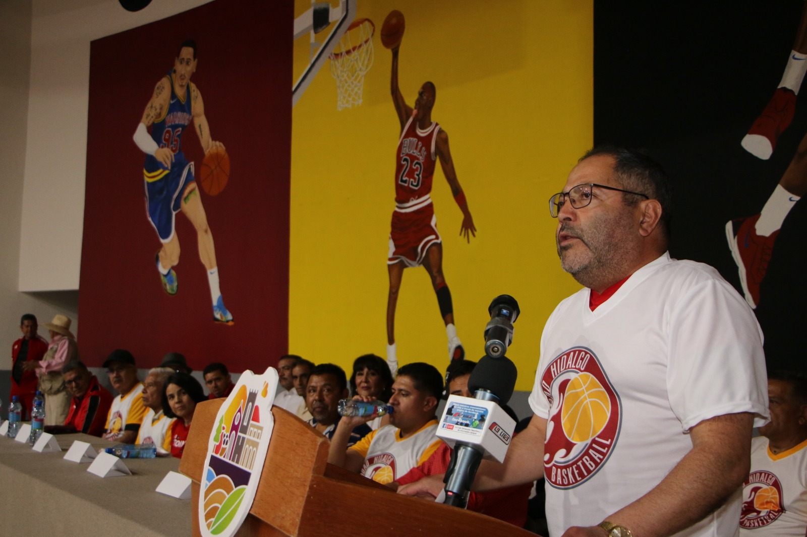 José Luis Téllez, Graciela Guzmán Regidores e integrantes del comité de obra y directivos de la Liga Municipal de Basquetbol inauguran el Torneo de Basquetbol