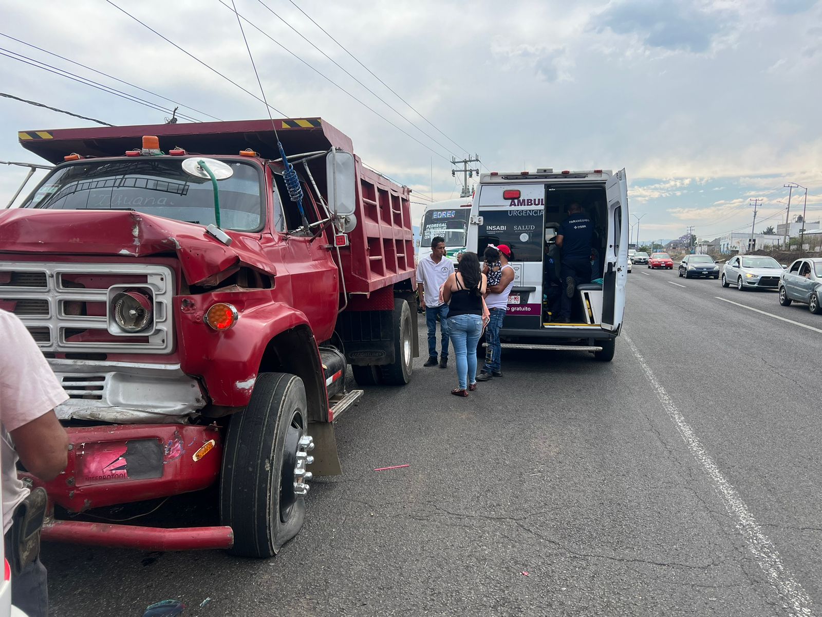 Conductor de un camión de volteo chocó por alcance a un camión de pasajeros