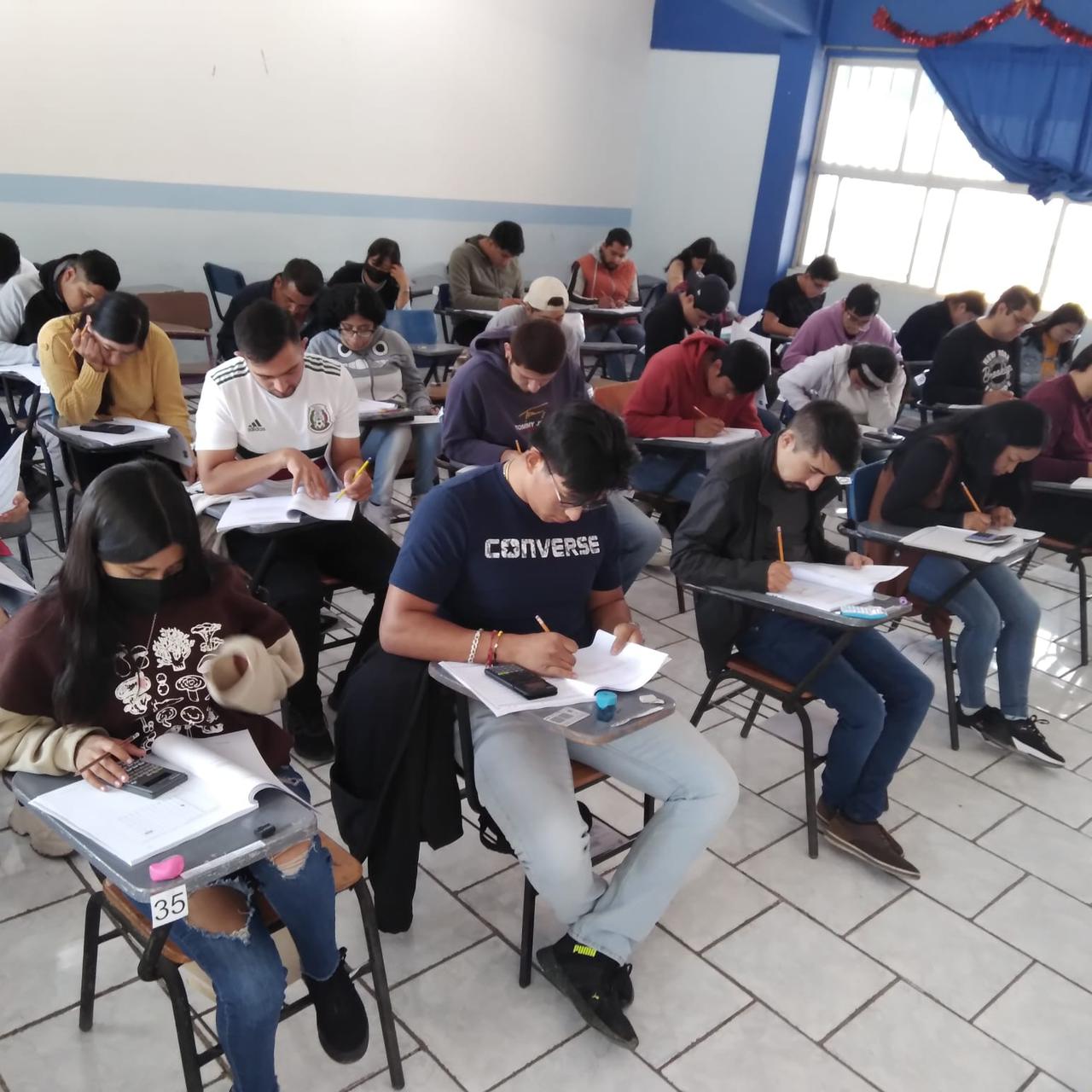 Entregan resultados del examen para acreditar el nivel medio superior