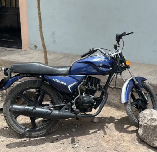 SSP asegura a 2 hombres con motocicleta robada, droga y una réplica de arma de fuego; en Sahuayo