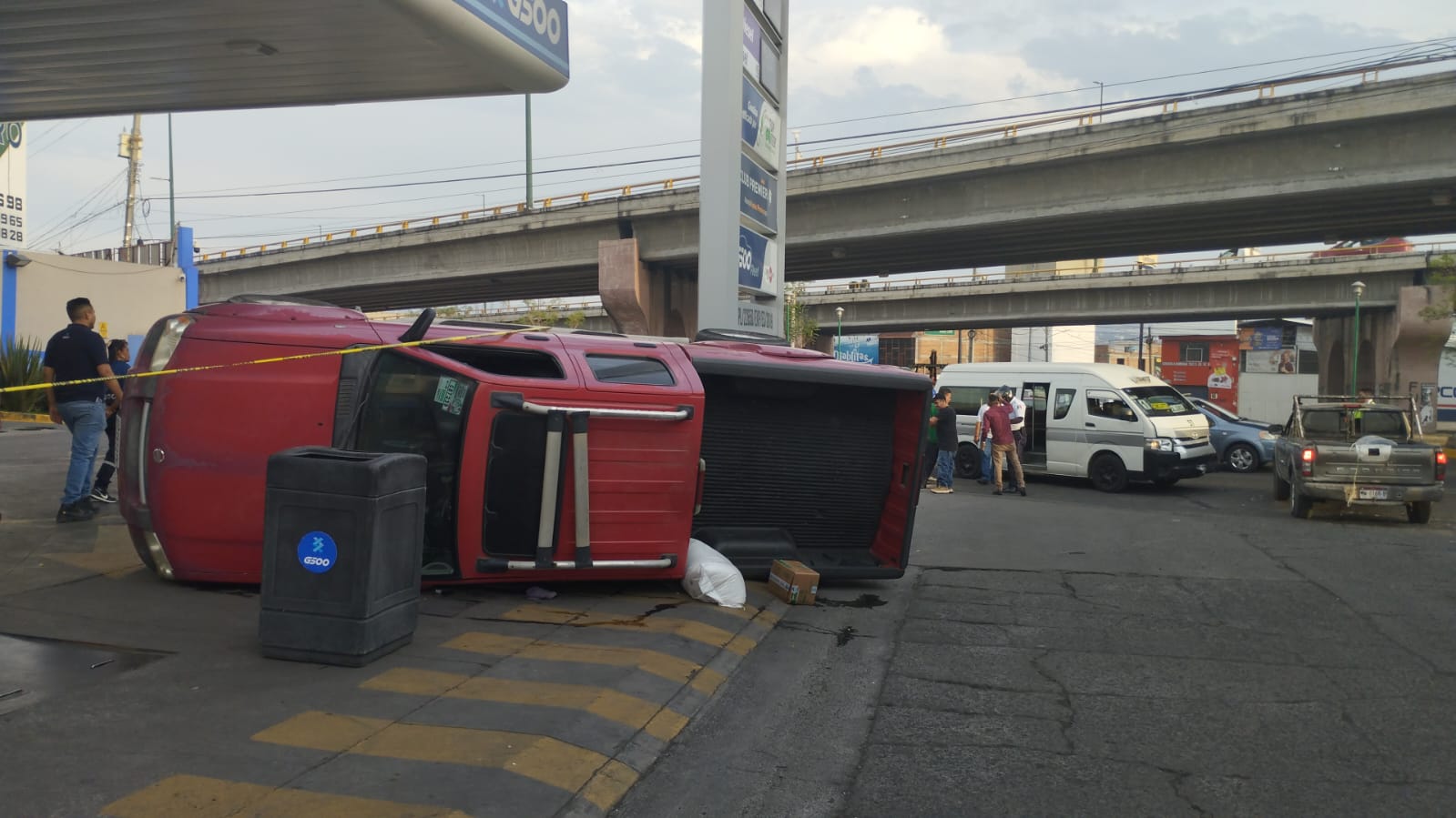 Se registró la volcadura de una camioneta tras ser impactada por una combi del servicio público ruta Gris 1