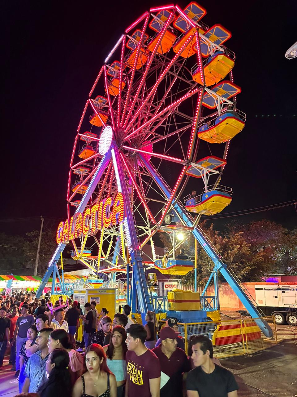 Rueda de la fortuna y juegos mecánicos, atracciones en la Kermés del DIF en Cuitzeo