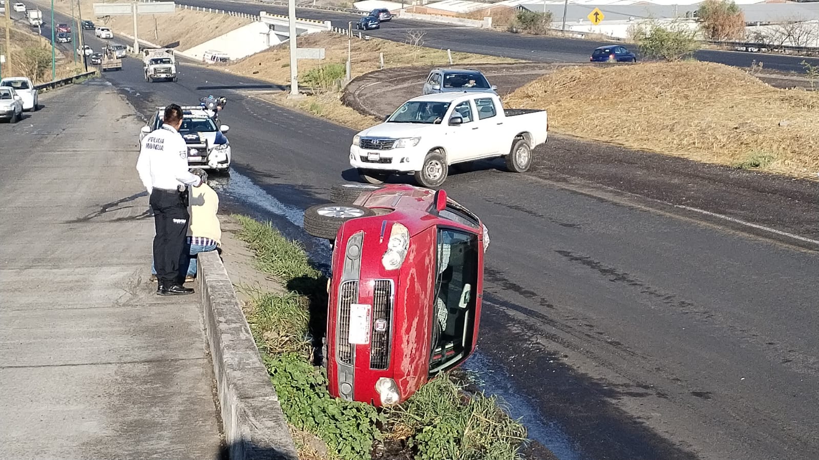 Saldo de tres lesionados leves, al registrarse el choque volcadura entre dos vehículos