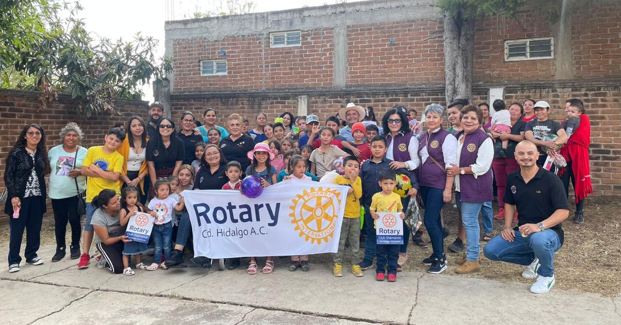Clubes Rotarios de Ciudad Hidalgo obsequian juguetes por “Día del Niño”