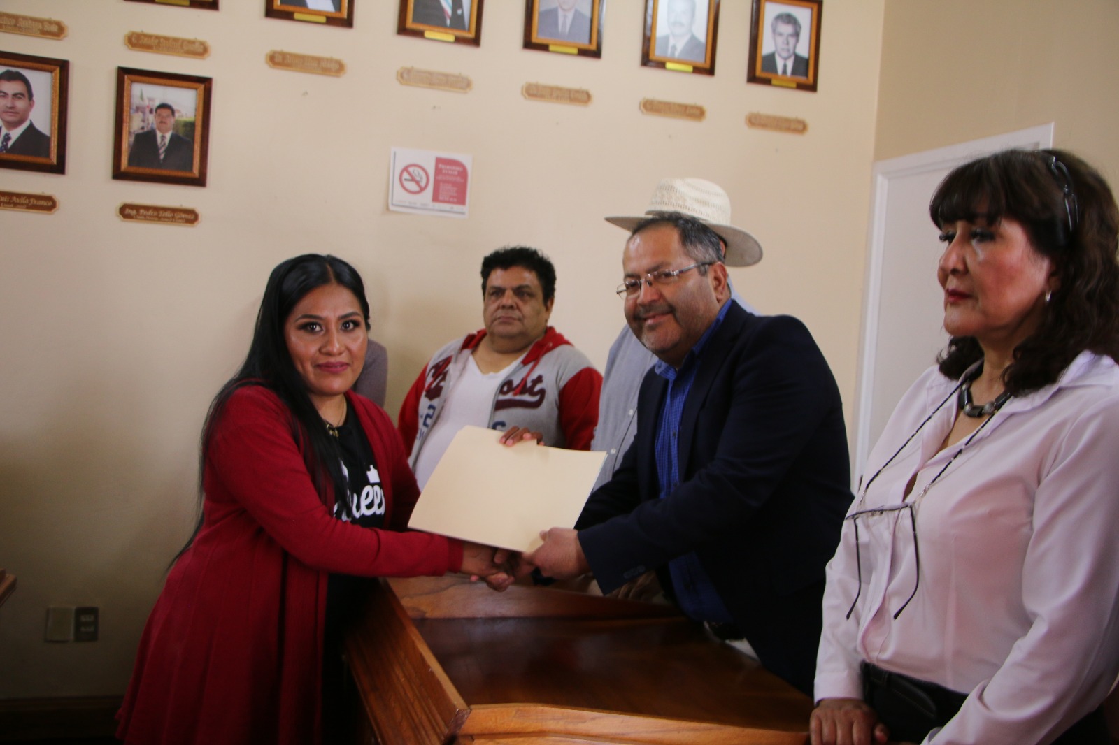 José Luis Téllez entregó 12 constancias a alumnos y alumnas que recibieron el curso básico de corte de cabello