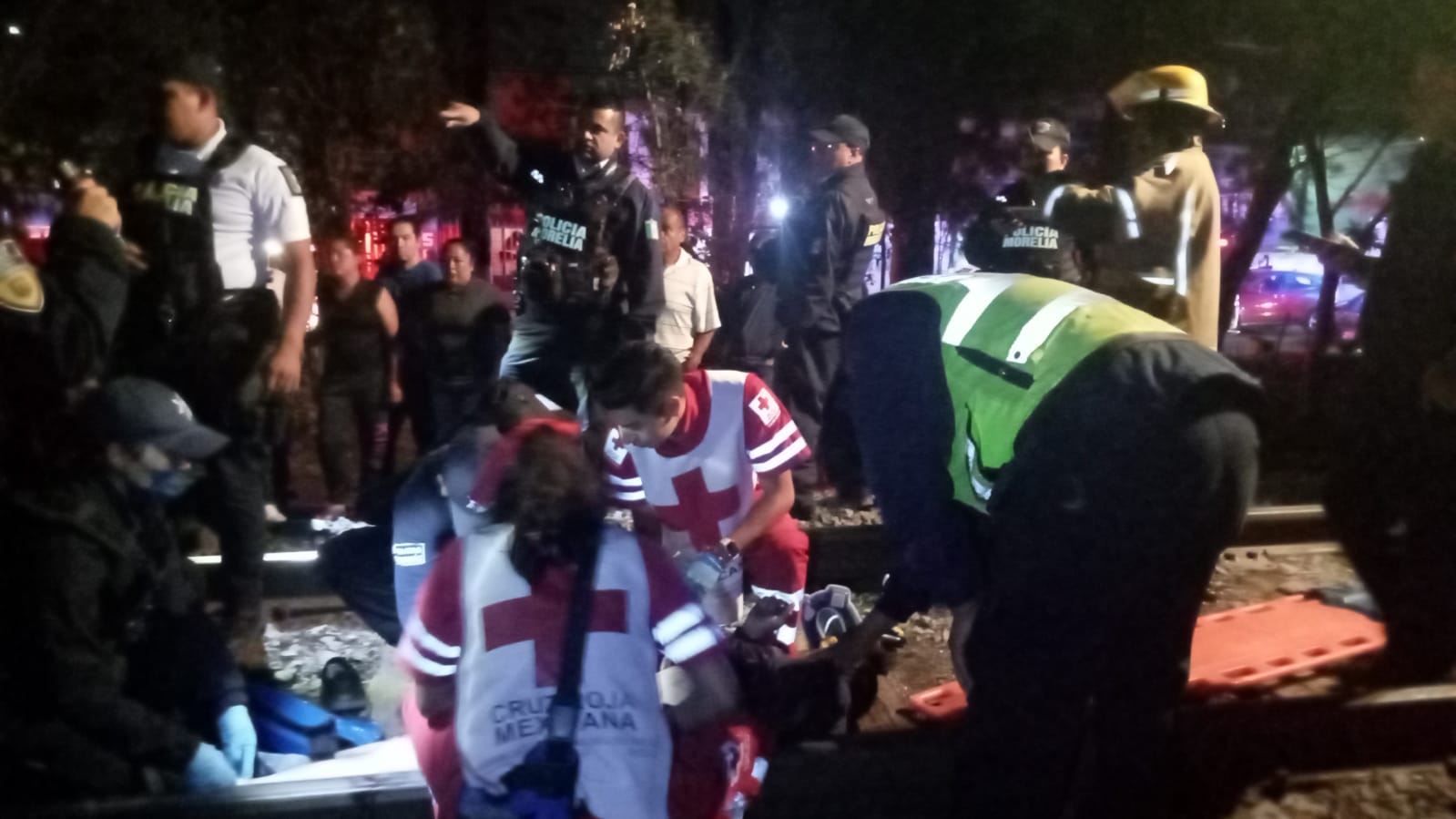 Un hombre salvo la vida de milagro al resultar gravemente herido al ser arrollado por el tren