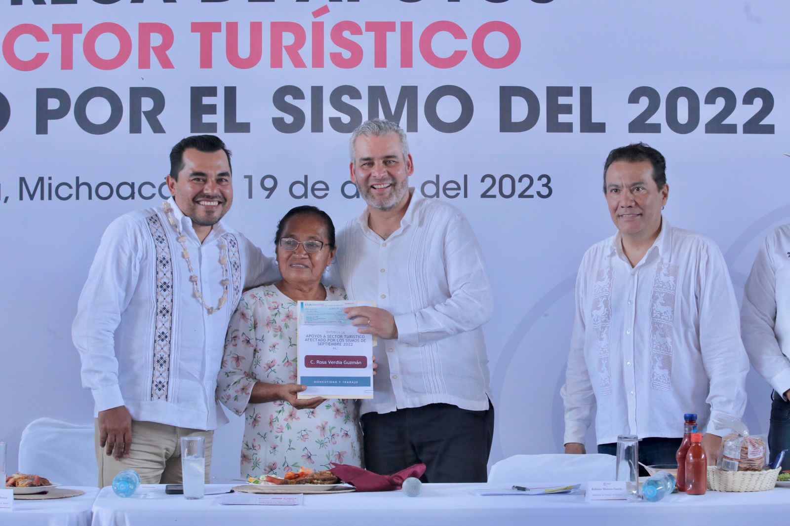Entrega Bedolla 8.7 mdp a prestadores de servicios turísticos de la Costa afectados por sismo de 2022