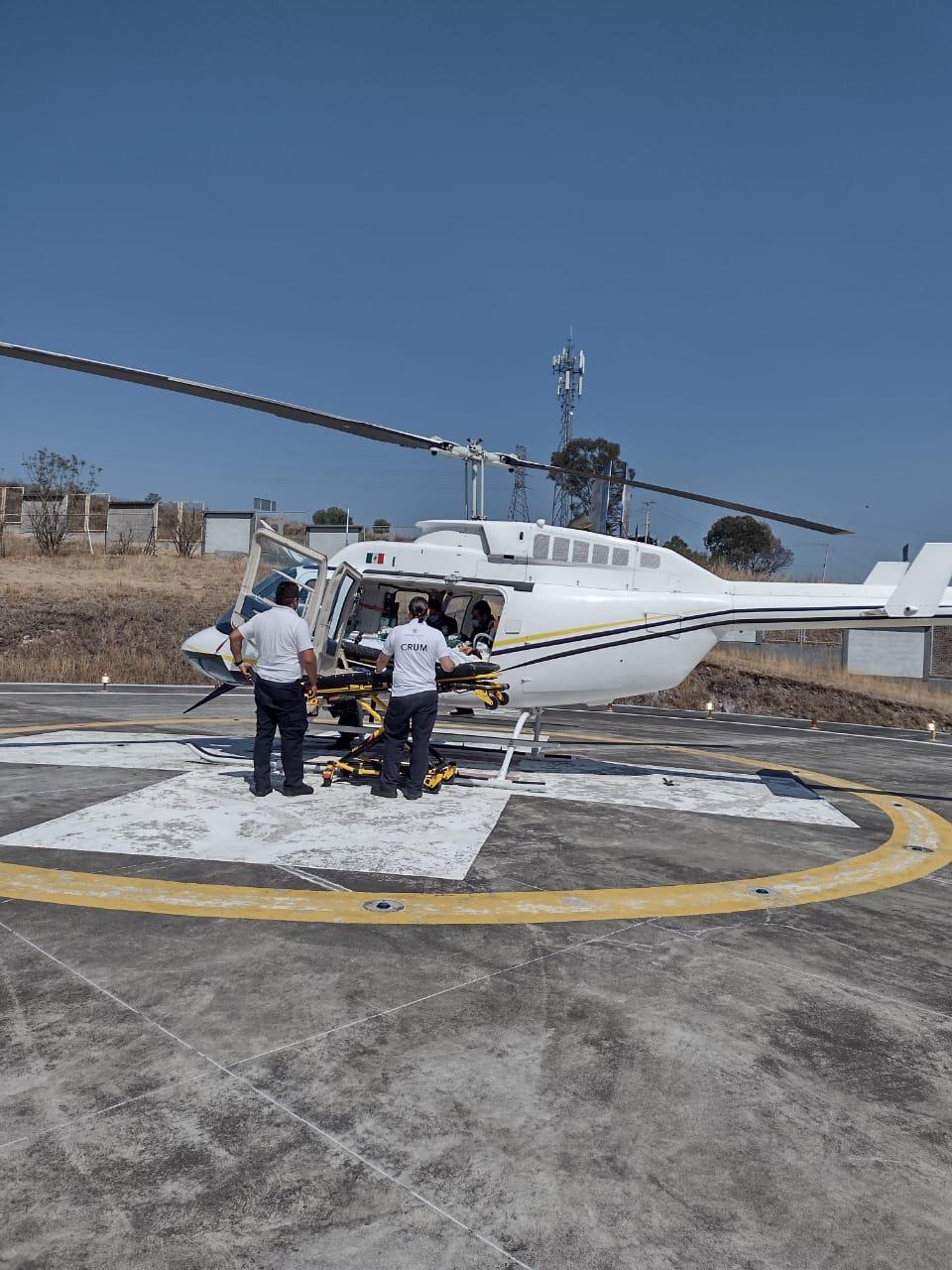Helicóptero de SSP traslada de emergencia a menor grave, tras percance vial