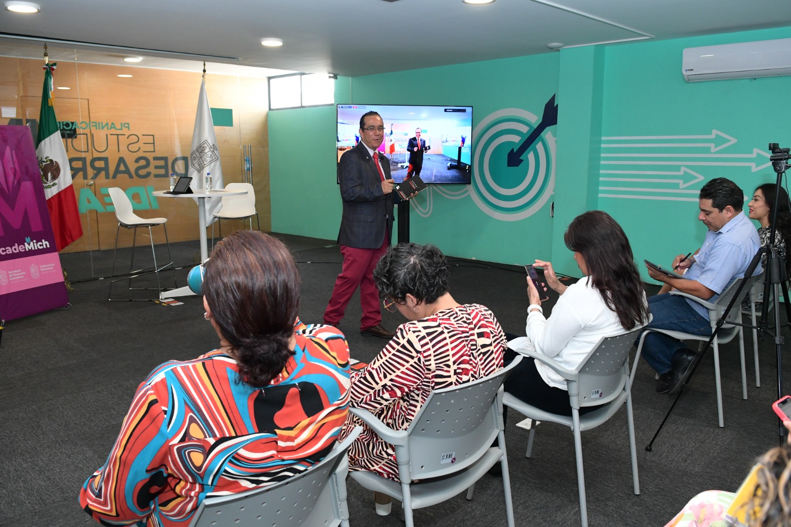 Capacita Sedeco a emprendedores sobre tipos de sociedades