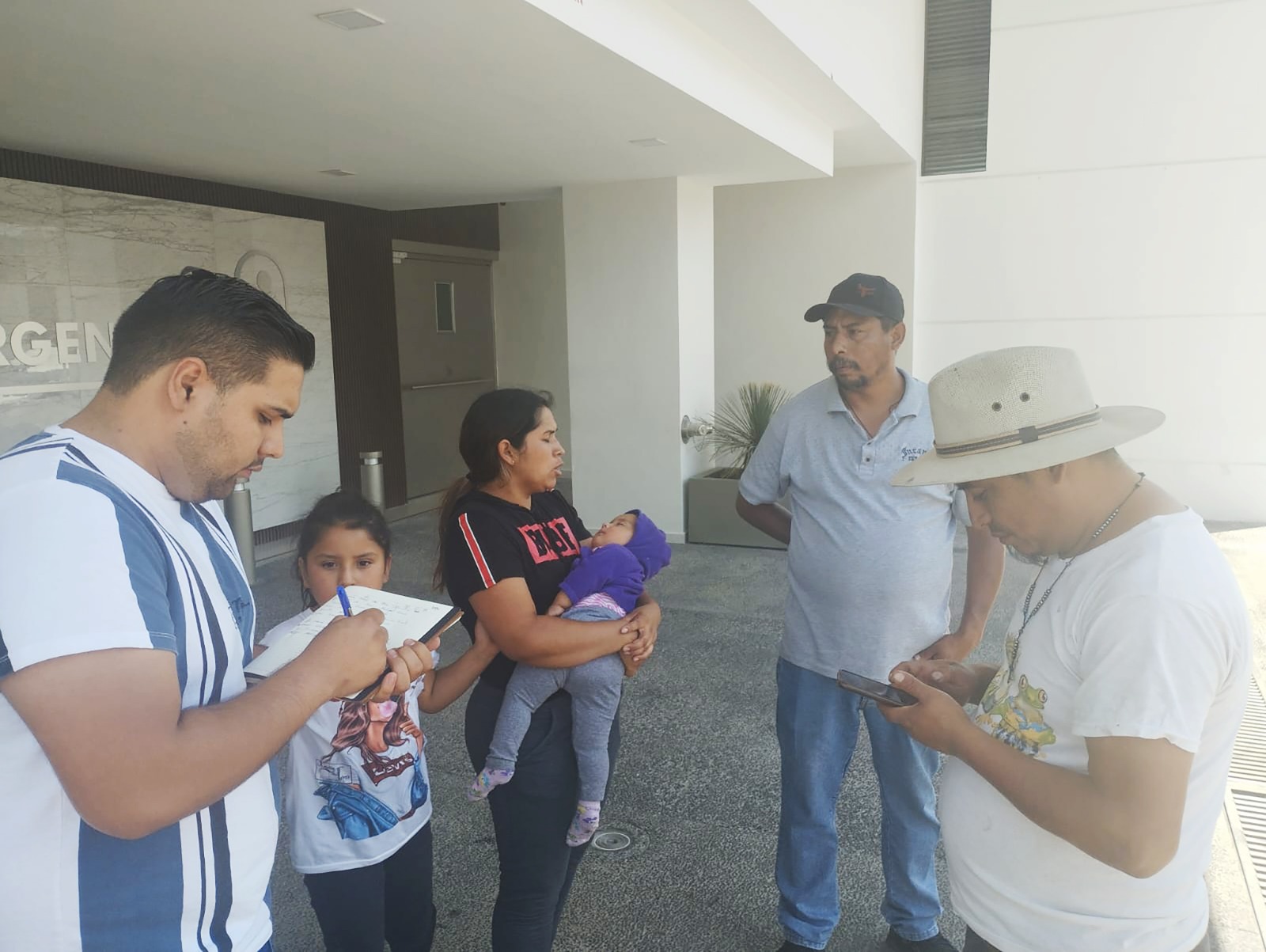 Sedeco da seguimiento a cortadores de aguacate lesionados en accidente carretero