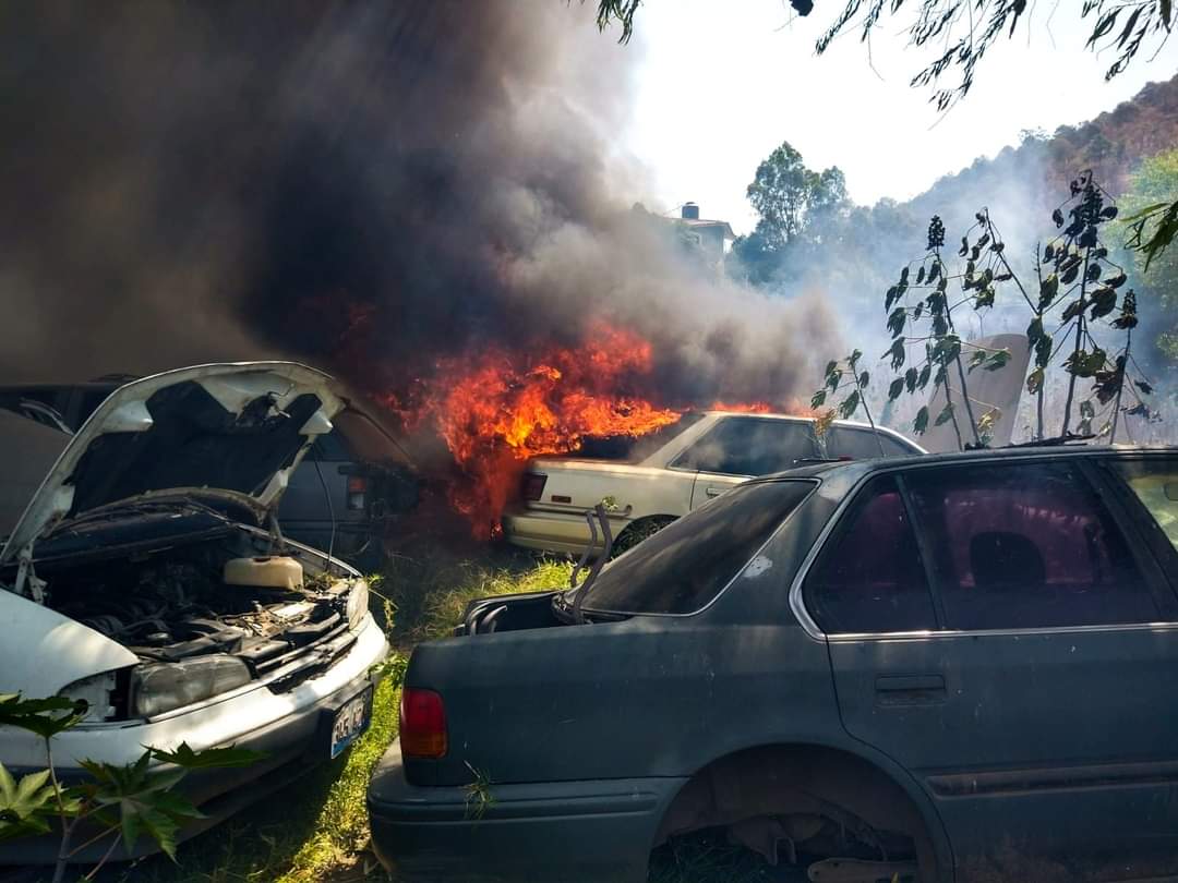 Personal de Bomberos Voluntarios Fenix atendieron incendio de corralón