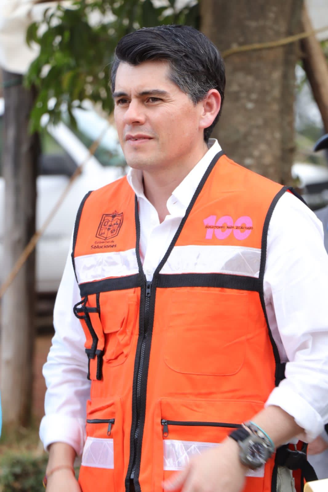 Entrega Toño Ixtláhuac material para construcciones de camino y tanque de agua en Ziráhuato
